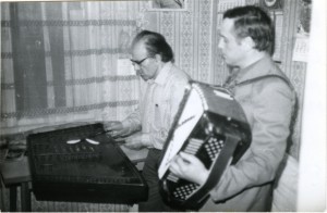 Kordofono glazbalo: cimbal. Svirač - Milan Nadrović