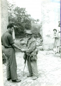 Folklorna građa (običaji) Istre, 1963.-1965.: Seoski prosjak. Tobože liječi ljude. Nosi kožu lisice i skuplja darove, kao da ju je on ubio