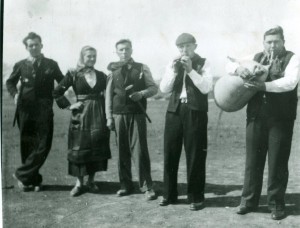 Vokalno-instrumentalna glazba u Istri, 1957.: Rudan Josip " Stešo " svira šurle, a Rudan Anton mih