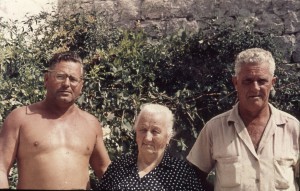 Rijeka dubrovačka i Osojnik, 1962.: Kazivačica Mare Bojanović sa sinom i učiteljem Laznibatom (desno)