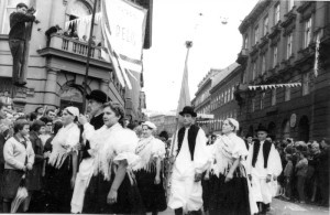 1. Međunarodna smotra folklora u Zagrebu (MSF), 1966. Mimohod folklorne grupe iz Preloga