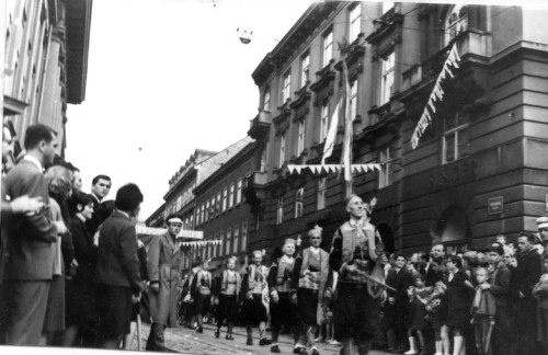 1. Međunarodna smotra folklora u Zagrebu (MSF), 1966. Mimohod folklorne grupe iz Osojnika.