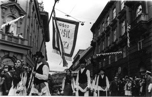 1. Međunarodna smotra folklora u Zagrebu (MSF), 1966.  Mimohod folklorne grupe iz Špišić Bukovice