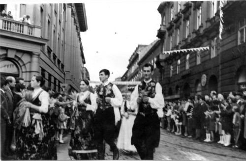 1. Međunarodna smotra folklora u Zagrebu (MSF), 1966. Mimohod folklorne grupe 