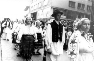 1. Međunarodna smotra folklora u Zagrebu (MSF), 1966. Mimohod Ilicom. Folklorna grupa Prekopakra