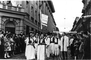 1. Međunarodna smotra folklora u Zagrebu (MSF), 1966. Mimohod folklorne grupe iz Guča Gore kod Travnika