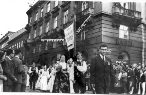 1. Međunarodna smotra folklora u Zagrebu (MSF), 1966. Mimohod folklorne grupe 