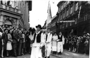 1. Međunarodna smotra folklora u Zagrebu (MSF), 1966. Mimohod folklorne grupe iz Molva