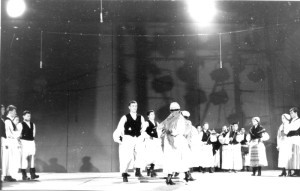 1. Međunarodna smotra folklora u Zagrebu (MSF), 1966. Ljetna pozornica. Nastup folklorne grupe iz Molva