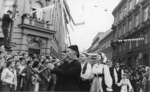 1. Međunarodna smotra folklora u Zagrebu (MSF), 1966. Mimohod folklorne grupe iz Dobrinja