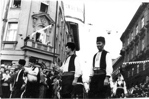 1. Međunarodna smotra folklora u Zagrebu (MSF) 1966. Mimohod folklorne grupe iz Svrljiga