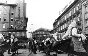 1. Međunarodna smotra folklora u Zagrebu (MSF), 1966. Mimohod folklorne grupe iz Cirkovča