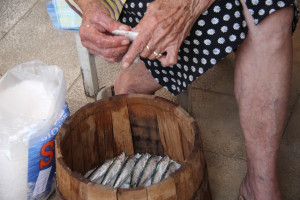 Festival mediteranske prehrane 2016. (tema srdela i vino), radionica soljenja srdela, Vrboska, 6. 7. 2016.: Radionica soljenja srdela, slaganje u baril.