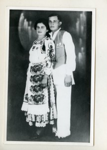 Turajlić Sofija udata Vukadinović sa mužem Vladimirom. Slikano 30-ih godina prije "Sokolskog sleta" u Pragu. Obučeni u nošnji za slet.