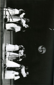 14. međunarodna smotra folklora u Zagrebu, 1979.: Nastup grupe iz Bapske (pjevačice, ples).