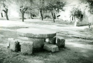 Folklorna građa (običaji) Istre, 1963.-1965.: Kameni stol oko kojeg su se skupljali kućni gospodari i seoski knez radi dogovora o seoskim poslovima