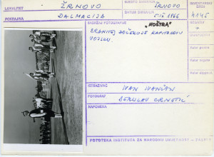 Moštra u Žrnovu (Korčula), 1966. "Moštra". Branitelj  dočekuje kapitanovu vojsku.
