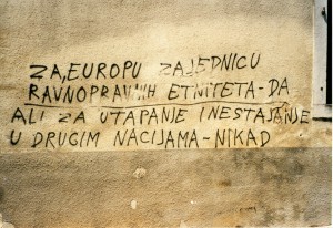 Grafiti: "Za Europu zajednicu ravnopravnih etniteta - da, ali za utapanje i nestajanje u drugim nacijama - nikad"
