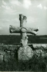 Folklorna građa (običaji) Istre, 1963.-1965.: Kameni križ u groblju