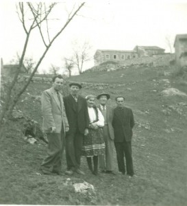 Vokalno-instrumentalna glazba u Istri, 1957.: Kazivači braća Pelozza (sa strane), braća Zatković i Marija Tudor "Štaklja"
