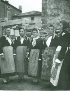 Vokalno-instrumentalna glazba u Istri, 1957.: Djevojke u narodnim nošnjama