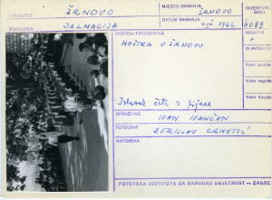 Moštra u Žrnovu (Korčula), 1966.Izlazak čete s pijace.