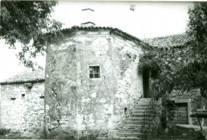 Folklorna građa (običaji) Istre, 1963.-1965.: Kuća nekadašnje porodične zadruge Močibob. Sprijeda posebna prostorija za ognjište.