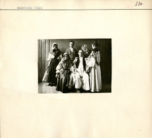 Seljačka obitelj dijelom u narodnoj nošnji u kolovozu 1923.