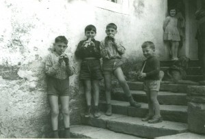 Folklorna građa (običaji) Istre, 1963.-1965.: Dječaci sviraju u svirale od kore