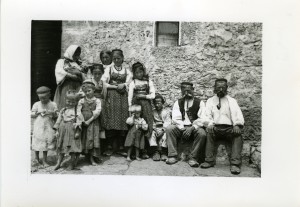 Grupa pred kućom, Jablanac (dr. Marković: Vrkići pod Velebitom)