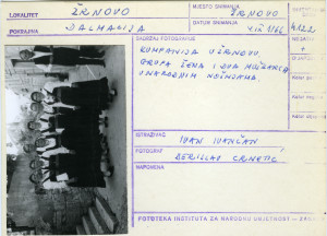 Moštra u Žrnovu (Korčula), 1966. Kumpanija u Žrnovu. Grupa žena i dva muškarca u narodnim nošnjama.