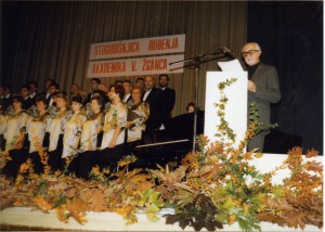 Skup povodom stogodišnjice rođenja akademika Vinka Žganca, Čakovec, 25.-27.10.1990.: Dr. Lovro Županović za govornicom i pjevački zbor 