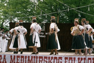 4. smotra međimurskog folklora u Donjoj Dubravi: Kulturno-umjetničko Društvo "Mala Subotica" iz Male Subotice izvodi ples "Ples z bidrami"