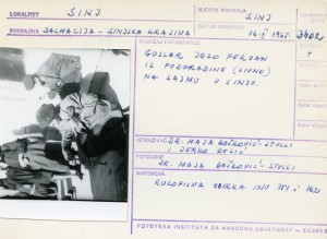Muzički folklor Sinjske krajine, 1965.: Guslar Jozo Pervan iz Podgradine (Livno) na sajmu u Sinju.