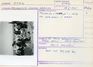 Muzički folklor Sinjske krajine, 1965.: Prodaja "grotulja" i voća na derneku u Otoku.