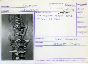 Moštra u Žrnovu (Korčula), 1966."Moštra". Kapitanova vojska čeka dozvolu za ples.