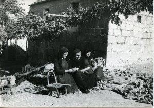 Muzički folklor Sinjske krajine, 1965.: Kazivačica Marija Sikirica s dvije žene runi kukuruz