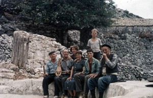 Rijeka dubrovačka i Osojnik, 1962.: Stijepo Tomaš, lijeričar, na svojem gumnu, okružen rodbinom i susjedima