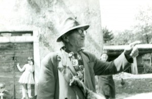 Folklorna građa (običaji) Istre, 1963.-1965.: Seoski prosjak. Nosi kožu lisice i skuplja darove kao da ju je on ubio