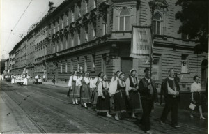 Smotra folklora u Zagrebu, 1967.Grupa u povorci.