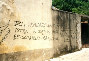 Grafiti: "Doli transregionalisti - italoljubci", "Istra je zemja roda bezečansko - čakavskog", "Glasujmo za čovika a ne za kozu"