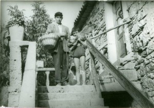 Folklorna građa (običaji) Istre, 1963.-1965.: Dječak nosi na kolac nataknutu kožu ubijene lisice i ide selom s ocem te skuplja jaja, jer su selo lišili jedne štetočine