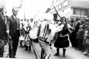 1. Međunarodna smotra folklora u Zagrebu (MSF), 1966. Mimohod Ilicom. Folklorna grupa Rugovo