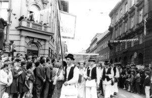 1. Međunarodna smotra folklora u Zagrebu (MSF), 1966.  Mimohod folklorne grupe iz Bošnjaka