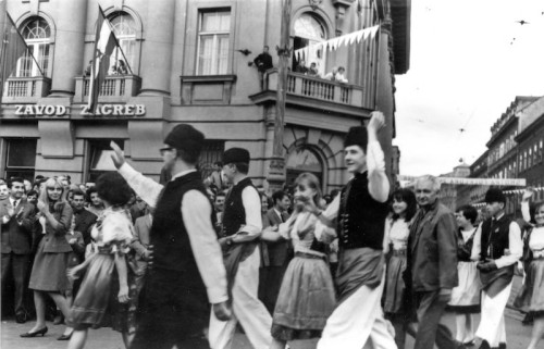 1. Međunarodna smotra folklora u Zagrebu (MSF), 1966. Mimohod folklorne grupe iz Trajštofa