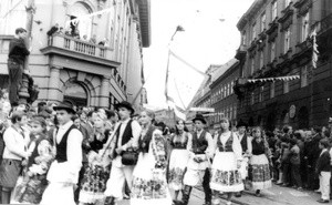 1. Međunarodna smotra folklora u Zagrebu (MSF), 1966. Grupa gradskih djevojaka obučena u posavske nošnje