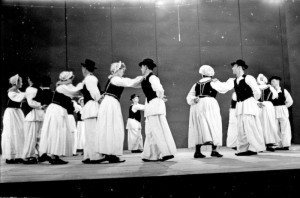 1. Međunarodna smotra folklora u Zagrebu (MSF), 1966. Ljetna pozornica. Nastup folklorne grupe