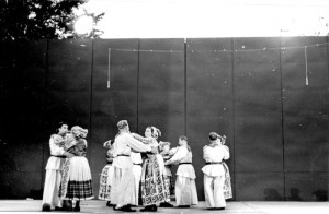 1. Međunarodna smotra folklora u Zagrebu (MSF), 1966. Ljetna pozornica. Nastup folklorne grupe.