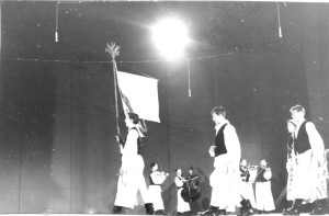 1. Međunarodna smotra folklora u Zagrebu (MSF), 1966. Ljetna pozornica. Nastup folklorne grupe iz Molva
