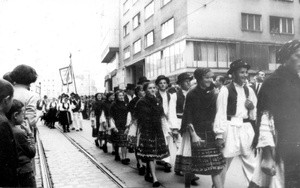 1. Međunarodna smotra folklora u Zagrebu (MSF), 1966. Mimohod Ilicom. Folklorna grupa iz Macuta